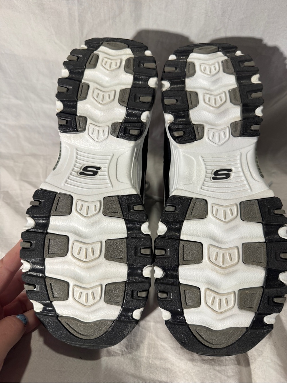 NIB Skechers D’Lites Me Time in black and white - Picture 6 of 10